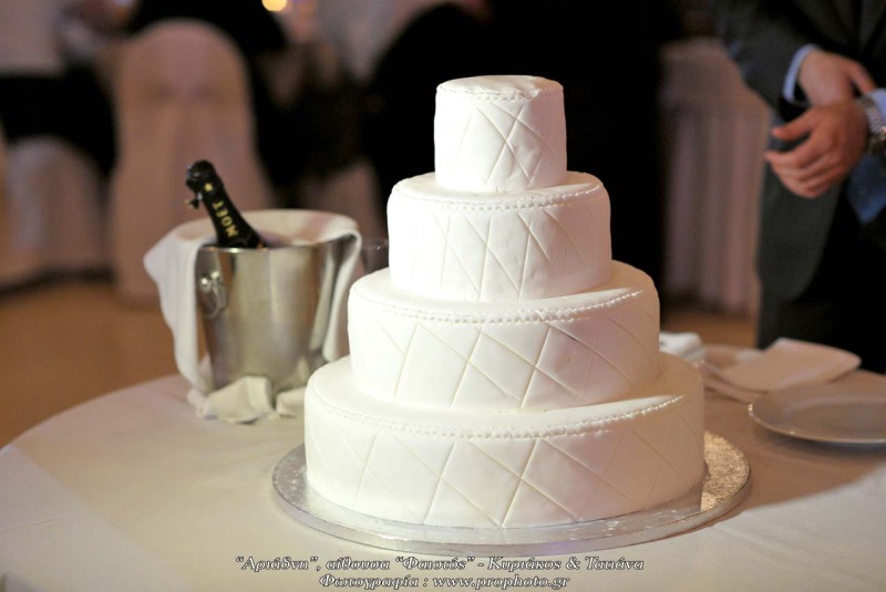 λευκή γαμήλια τούρτα