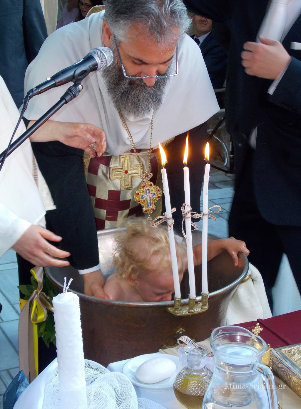Όλοι οι ιερείς που λειτουργούν στους Ναούς της περιοχής μας και φυσικά στα εκκλησάκια του κτήματος Αριάδνη στη Βαρυμπόμπη είναι αξιοσέβαστοι και ιδιαίτερα προσεκτικοί με τα μωράκια που βαπτίζουν