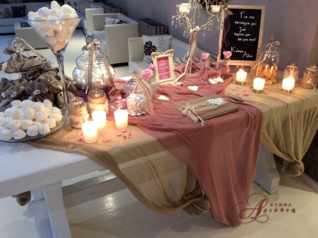 Romantic vintage chic προσέγγιση γι' αυτό το τραπέζι ευχών στην είσοδο της αίθουσας Φαιστός στο κτήμα Αριάδνη