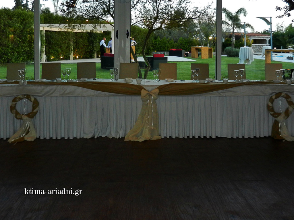 Το γαμήλιο τραπέζι για τους νιόπαντρους, τους κουμπάρους και τους γονείς έχει τοποθετηθεί στην πλευρά των παραθύρων που βλέπουν στον κήπο